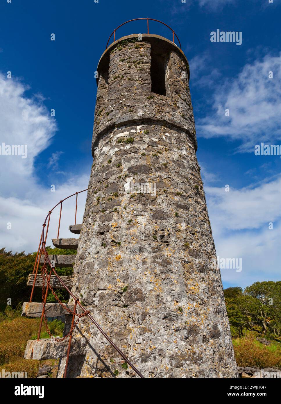 Ballycurrin Lighthouse, una locura construida alrededor de 1772, en la costa este de Lough Corrib, Condado de Galway, Irlanda Foto de stock