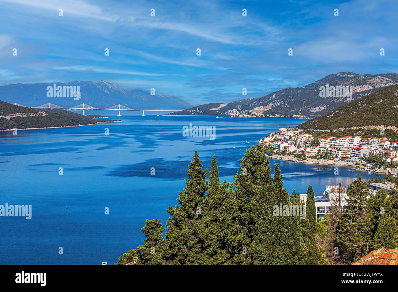 NEUM, BOSNIA-HERZEGOVINA - 15 DE AGOSTO de 2022: Vista sobre la frontera del puente Pelješac de Croacia. Conectando el exclave SE croata con el resto del Foto de stock