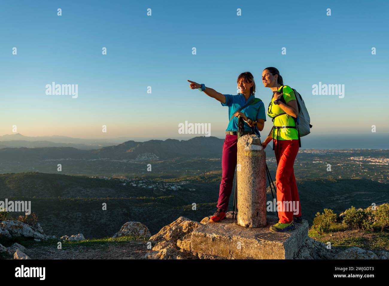 Dos mujeres excursionistas disfrutando de la hermosa naturaleza desde lo alto, Lliber, Alicante, Costa Blanca, España - Foto de stock Foto de stock