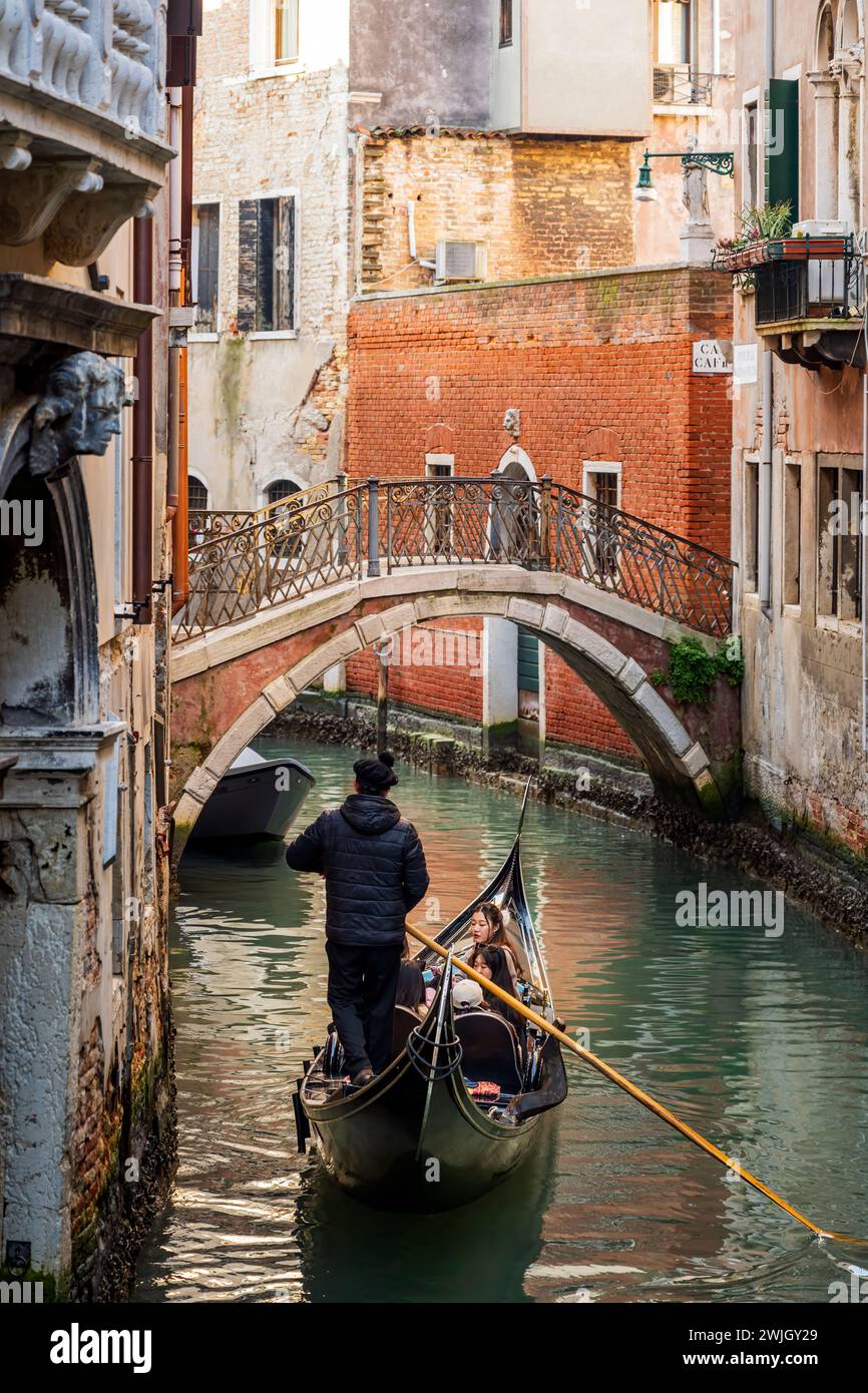 El encantador canal de agua con góndola, Venecia, Véneto, Italia Foto de stock