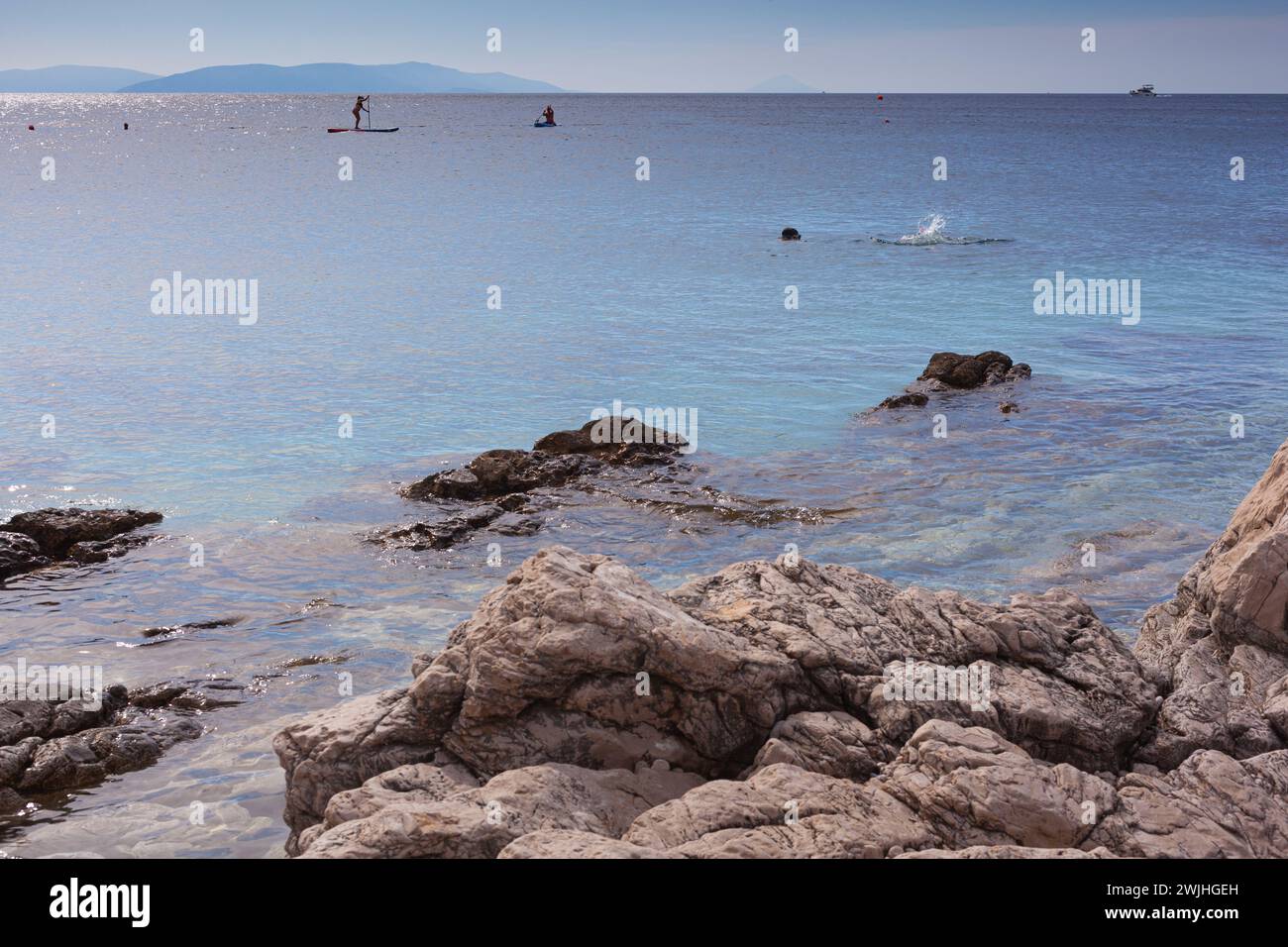 Playa de piedras blancas en Rabac, Istria, Croacia, día de verano en la playa Foto de stock