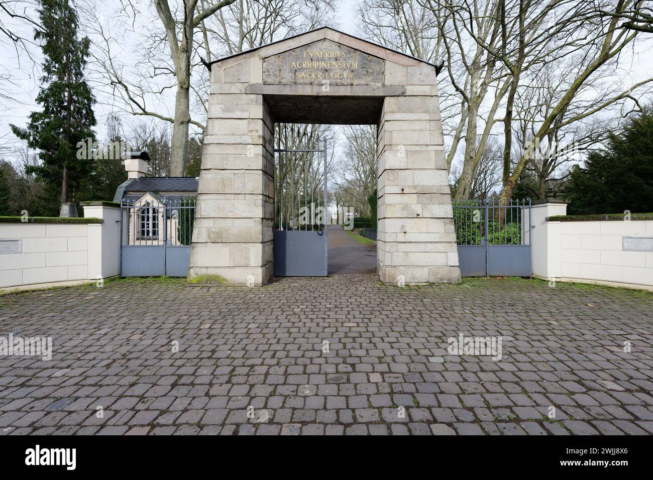 Antigua entrada principal con imponente arco del histórico cementerio de Melaten en aachener strasse en colonia Foto de stock