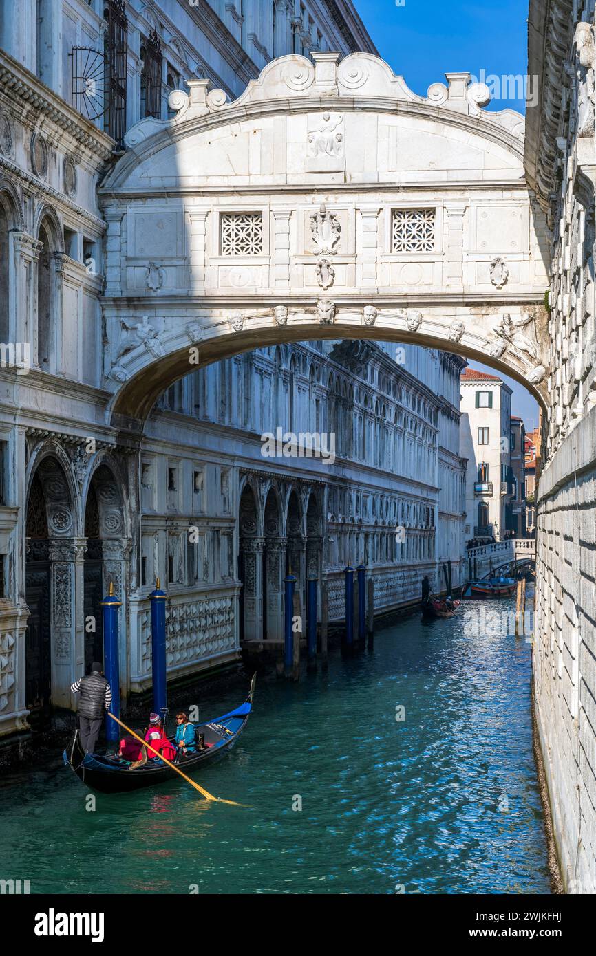 Góndola con Puente de los Suspiros (Ponte dei Sospiri), Venecia, Véneto, Italia Foto de stock