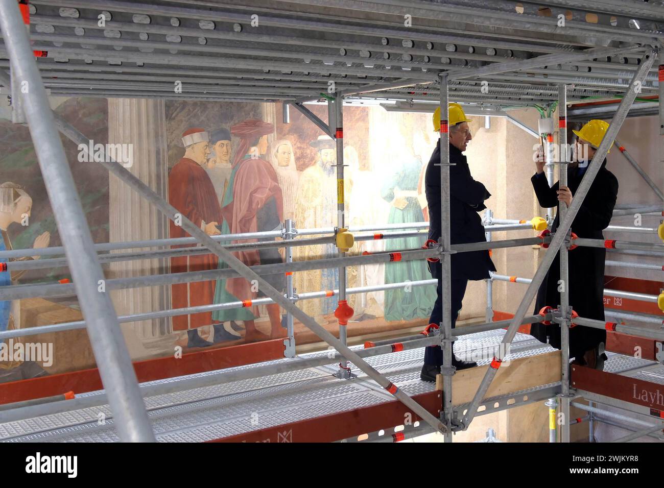 Italia, región de Toscana, Arezzo, 26 de enero de 2024 : Basílica de San Francesco, visitas extraordinarias al sitio de mantenimiento de la Leyenda del Verdadero Cr Foto de stock