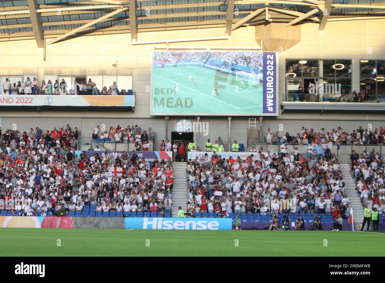 Beth Mead marca gol en la pantalla grande Inglaterra - Noruega UEFA Women Euro Brighton Community Stadium (Amex Stadium) 11 de julio de 2022 Foto de stock