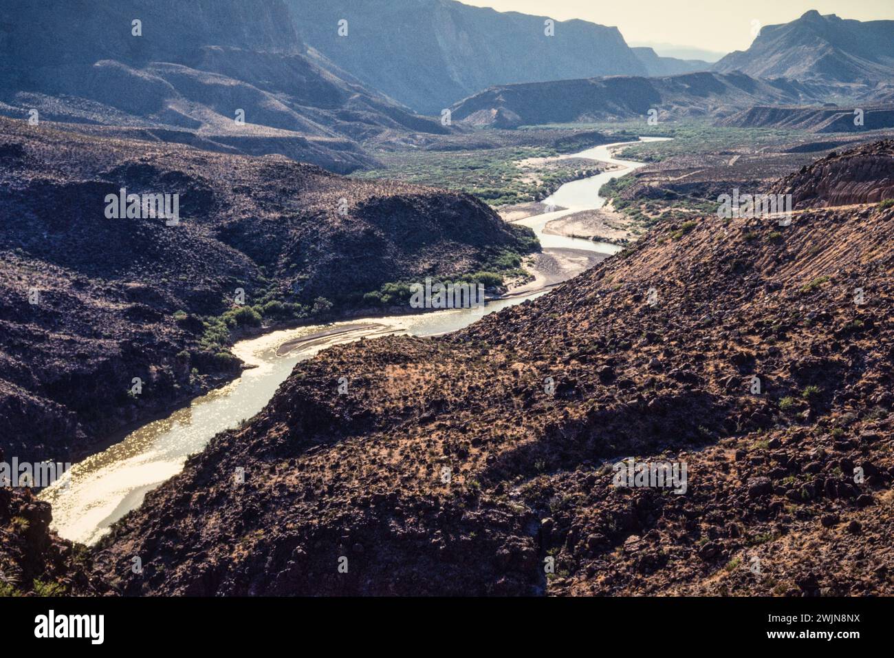 Vista desde Texas FM Road 170 del Río Grande a medida que fluye a través del Cañón Colorado cerca de Big Bend NP. México está al otro lado del río. Foto de stock