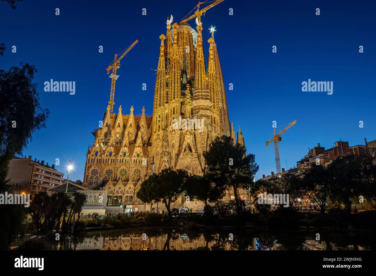 La fachada del Nacimiento de la famosa iglesia de la Sagrada Familia en Barcelona por la noche Foto de stock