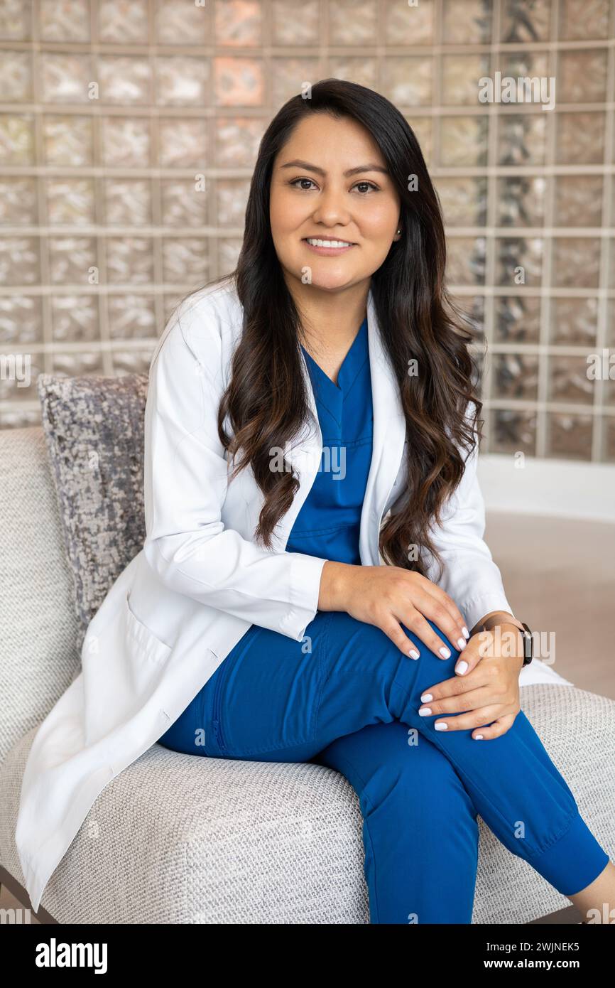 estilo de médico femenino que lleva uniforme del hospital, retrato de la persona joven, profesión de la salud, trabajo de la medicina, estilo de vida Foto de stock