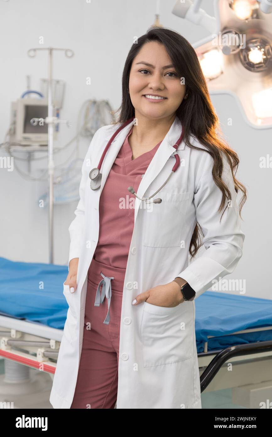 belleza del médico femenino que lleva uniforme rosa, paramédico y moda de enfermera, retrato de la persona joven, profesión de la salud, trabajo de la medicina Foto de stock