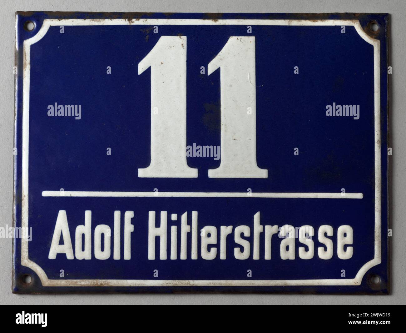 Guerra 1939-1945. Placa de calle esmaltada '11 Adolf Hitlerstrabe'. Museo General Leclerc de Hauteclocque y la Liberación de París, Museo Jean Moulin. 76891-5 Guerra 1939-1945 39-45, nombre de pista, objeto, panel de señalización, placa de calle, segunda Guerra Mundial Foto de stock