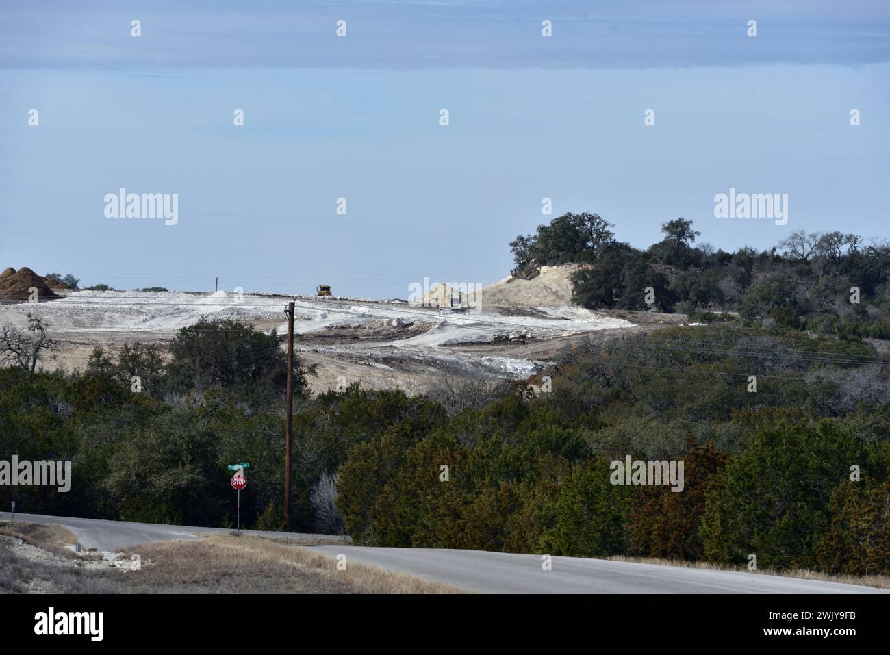 Nivelación de Texas Hill Country para el desarrollo de la densidad urbana en el condado rural de Comal Texas. Foto de stock