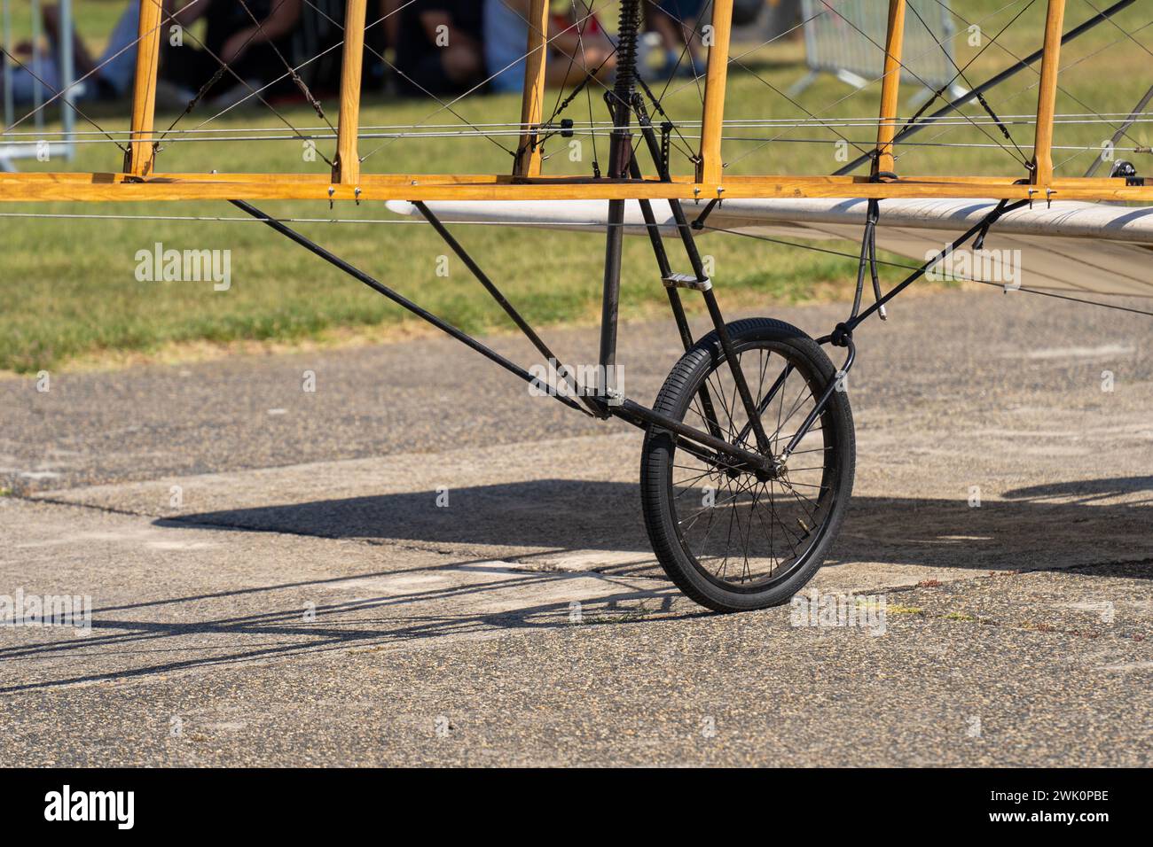 Una réplica del tren de aterrizaje de un avión Bleriot XI de la historia de la aviación Foto de stock