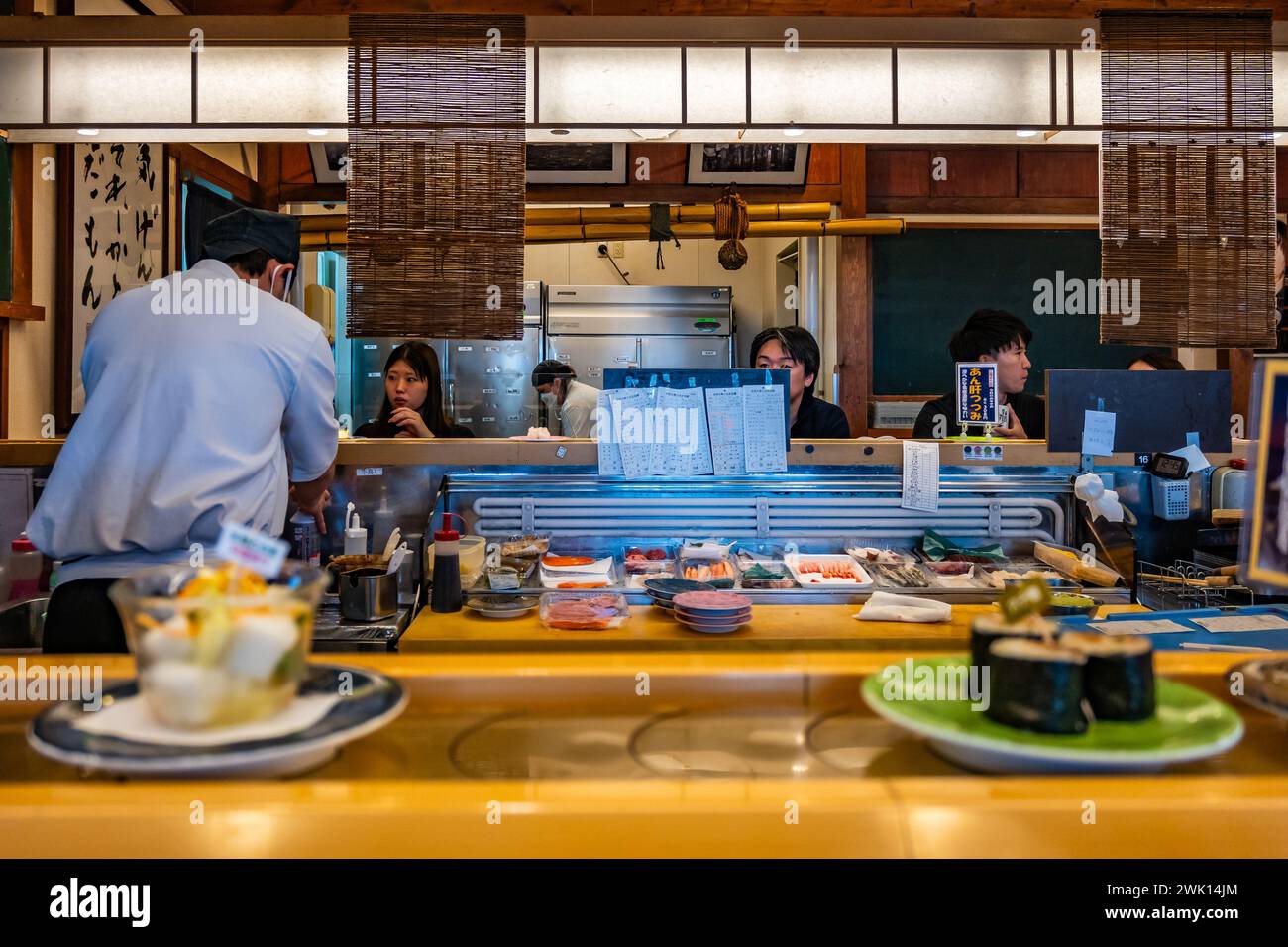 Pequeños platos de comida servidos en un carrusel en un restaurante local de Kaiten-sushi. Hokkaido, Japón. Foto de stock