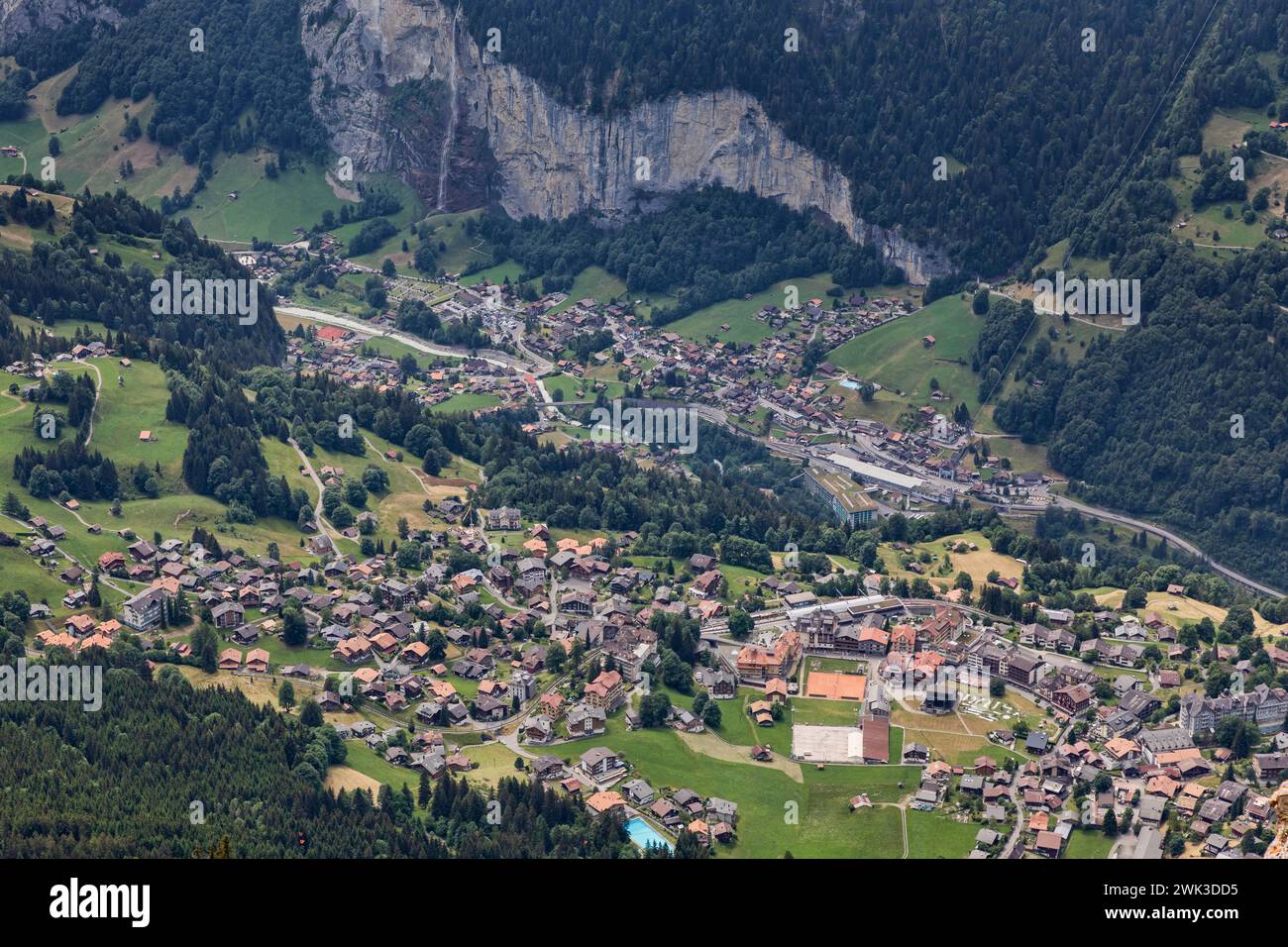 alto mirador de los pueblos de wengen y lauterbrunnen y la cascada de staubbach en el oberland bernés suiza Foto de stock