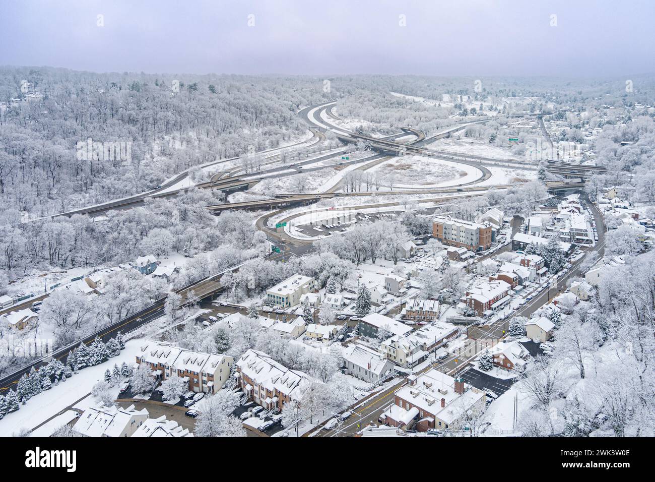 Vista aérea de Conshohocken Pennsylvania durante el invierno con nieve en el suelo. Foto de stock