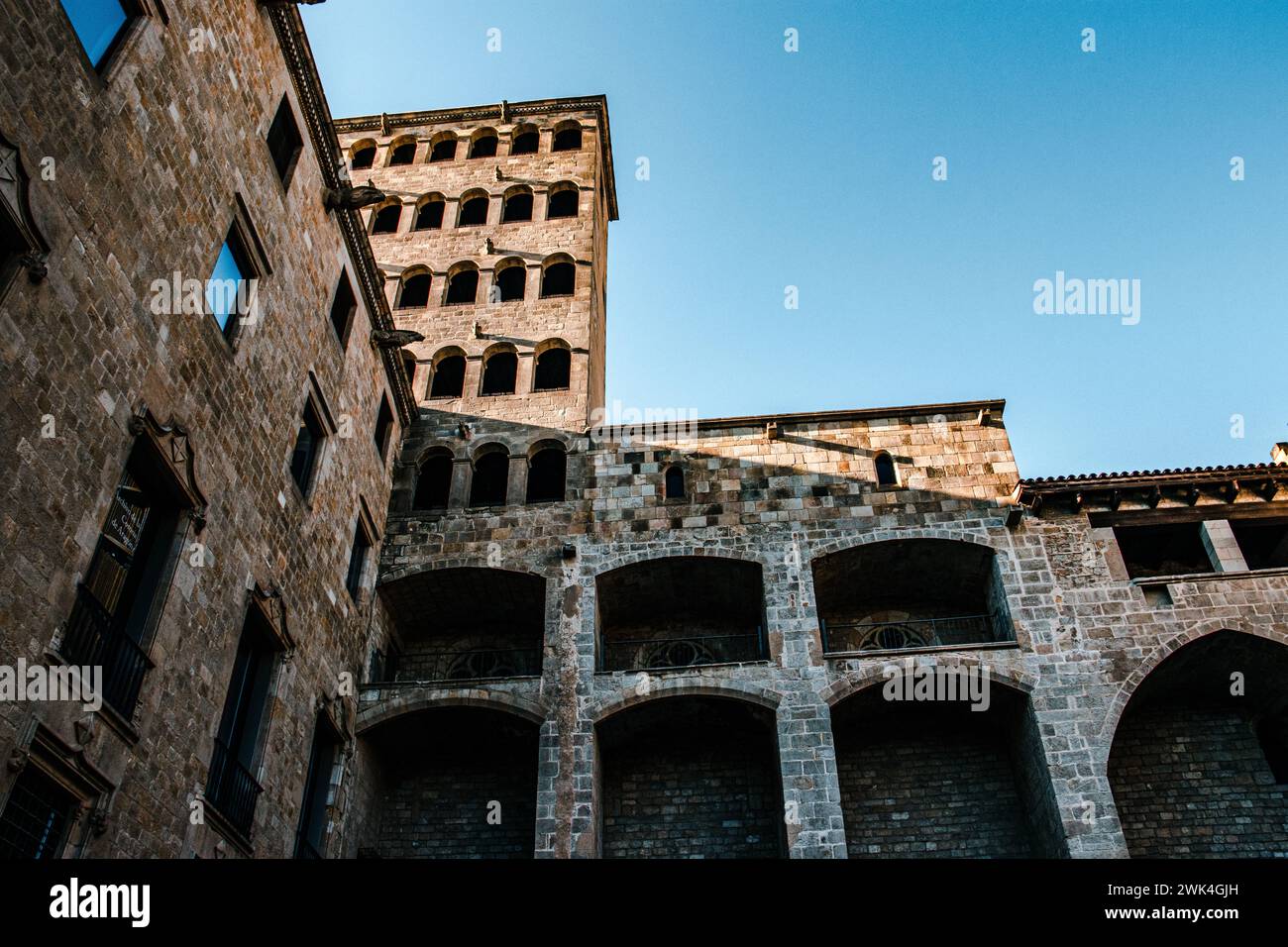 Arquitectura histórica en Barcelona cityscape foto. Hermosa fotografía de paisajes urbanos. Torre Mirador y Palau del Lloctinent. Placa del Rei en Ba Foto de stock