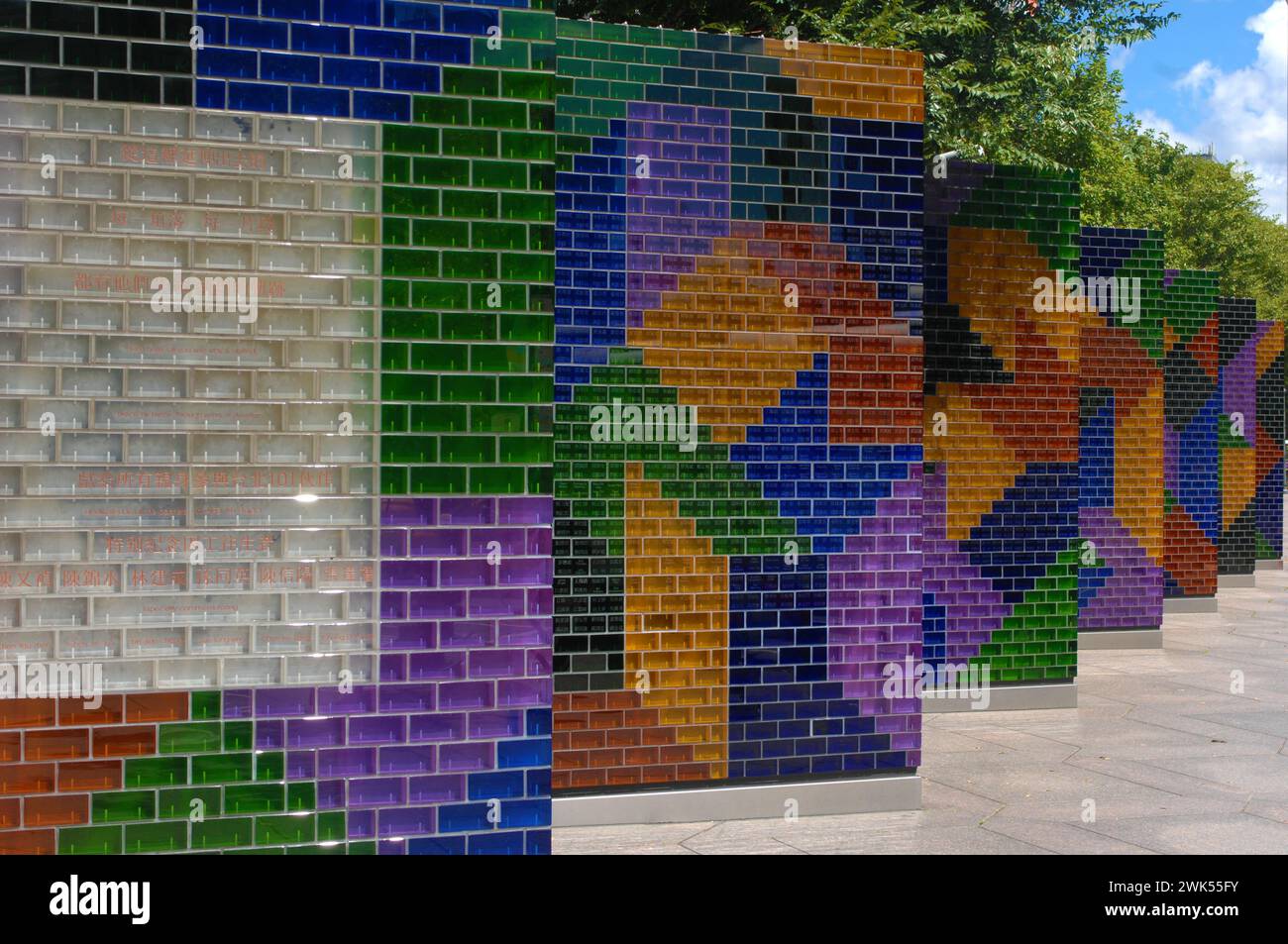 Paredes hechas de ladrillos de vidrio de colores con los nombres de las personas involucradas en el edificio de Taipei 101, Taipei, Taiwán, Asia. Foto de stock