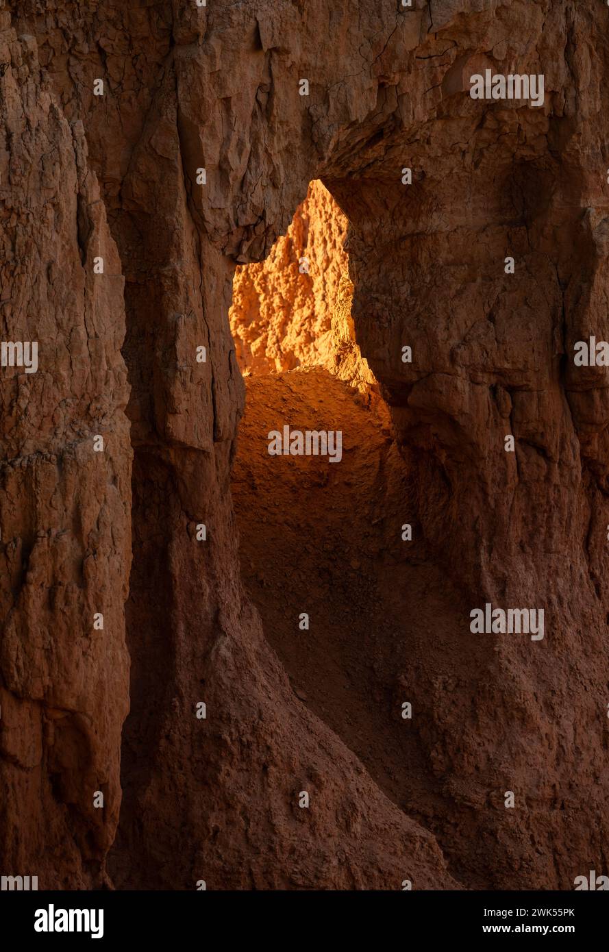 Luz brillante llena el túnel a través de Un Hoodoo en Bryce Foto de stock