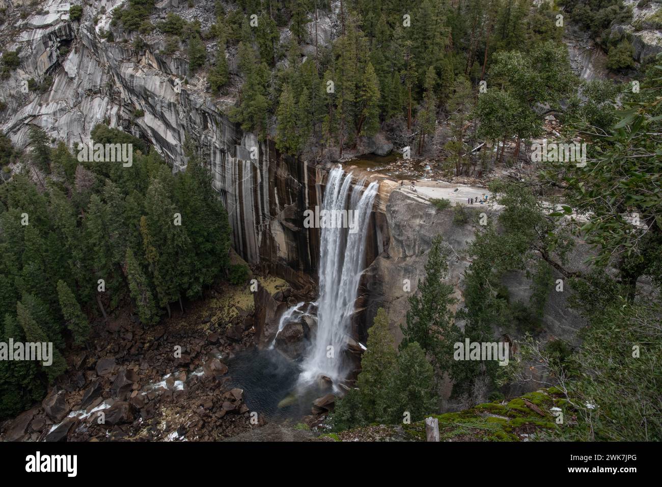 Una vista espectacular del río Merced y las cataratas Vernal en el Parque Nacional Yosemite en las montañas de Sierra Nevada de California, EE.UU., América del Norte. Foto de stock