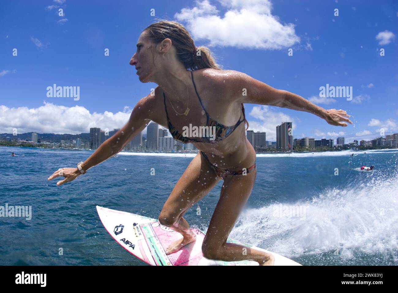 Mujer surfeando en Honolulu Foto de stock