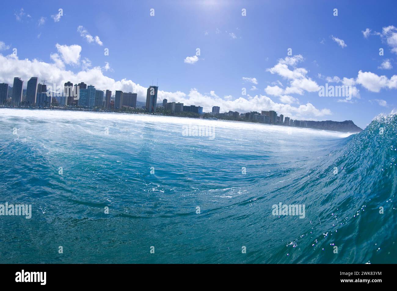 Olas y horizonte de Honolulu Foto de stock