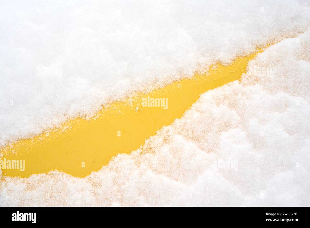 Tubo amarillo cubierto bajo nieve densa Foto de stock