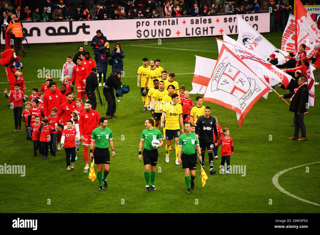 Kortrijk, Bélgica, 18 de febrero de 2024 Los equipos entran al campo antes del partido entre Kortrijk y Royale Union SG. REINO UNIDO. Crédito de la foto: Paul Blake/Alamy Sports News Foto de stock