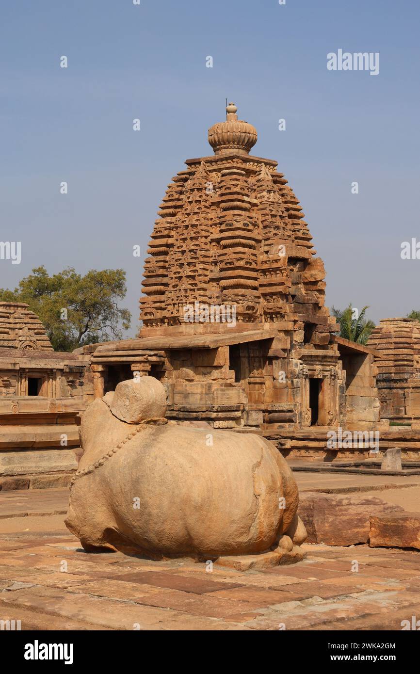 Templo Galaganatha y Nandi el toro vahana (“monte”) del dios hindú Shiva, Templos Pattadakal, Badami, Karnataka, India Foto de stock
