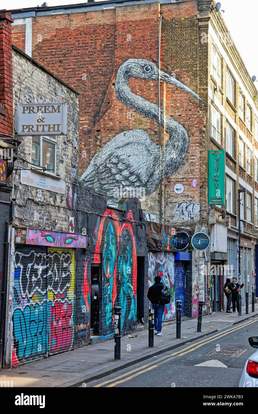 Coloridos paisajes urbanos con grandes murales en el lado de los edificios, la torre East End de Londres de Brick lane se encuentra en Inglaterra, Reino Unido Foto de stock