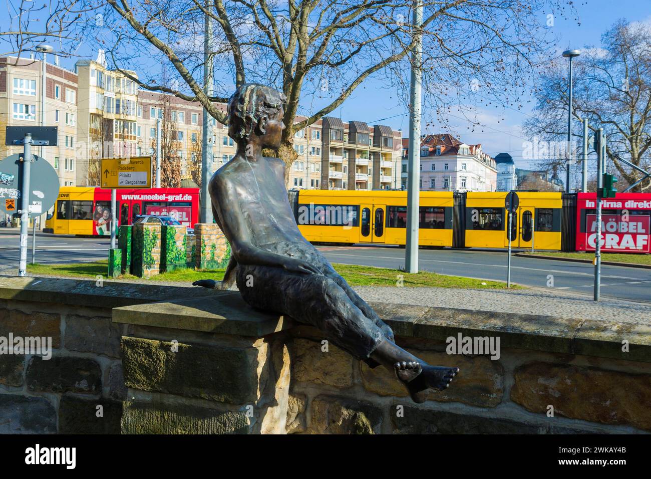 Bronzeplastik auf der Mauer des Erich-Kästner-Museums Emil Erich Kästner war ein deutscher Schriftsteller, Drehbuchautor und Kabarettist, der breiten Kreisen der deutschen Bevölkerung vor allem wegen seiner humorvollen, scharfsinnigen Kinderbücher und seiner humoristischen bis zeitkritischen Gedichte bekannist. Erich Kästner wuchs in der Königsbrücker Straße in der Äußeren Neustadt von Dresden auf. En der Nähe, am Albertplatz, ver mapa de Erdgeschoss der damaligen Villa Seines Onkels Franz Augustin heute das Erich-Kästner-Museum. Die Bronzeplastik stammt de Mathyas Varga. Dresde Deuts Foto de stock