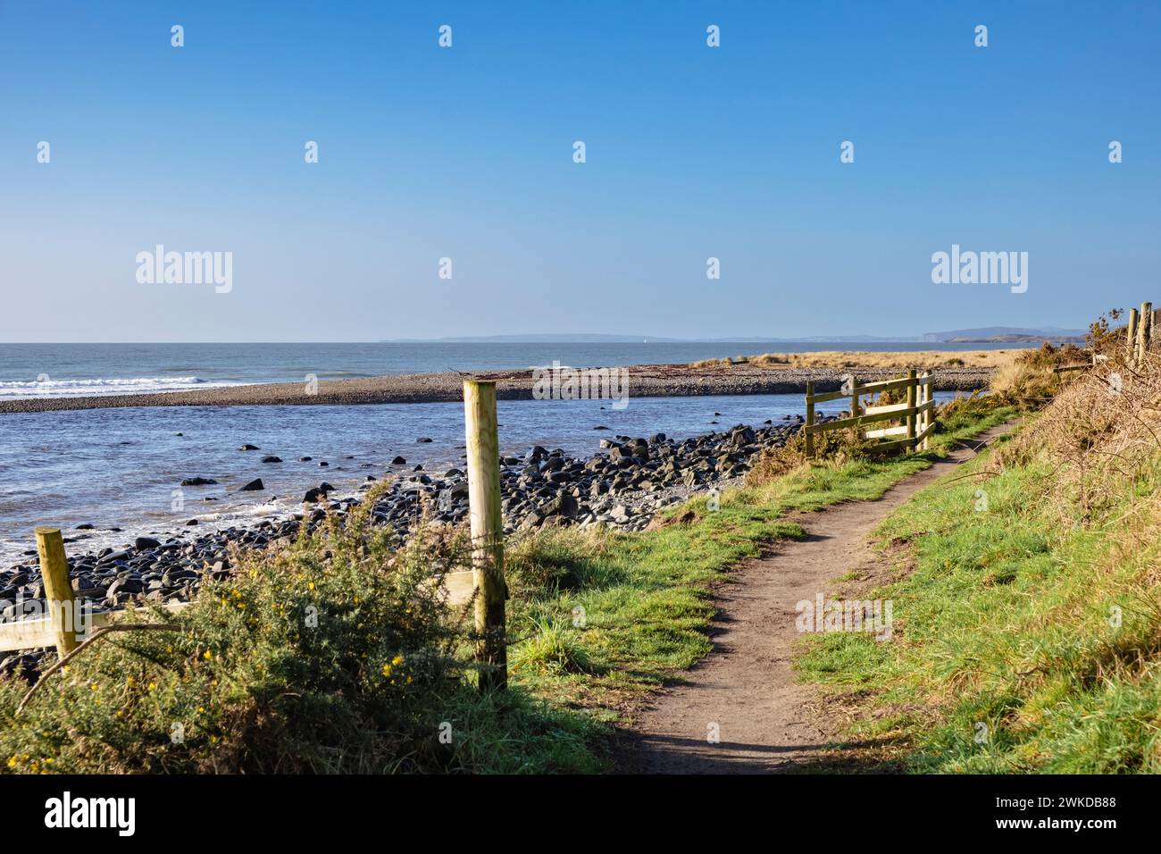 Camino costero de Gales a lo largo de la costa cerca de Criccieth, Llyn Peninsula, Gwynedd, norte de Gales, Reino Unido, gran Bretaña, Europa Foto de stock