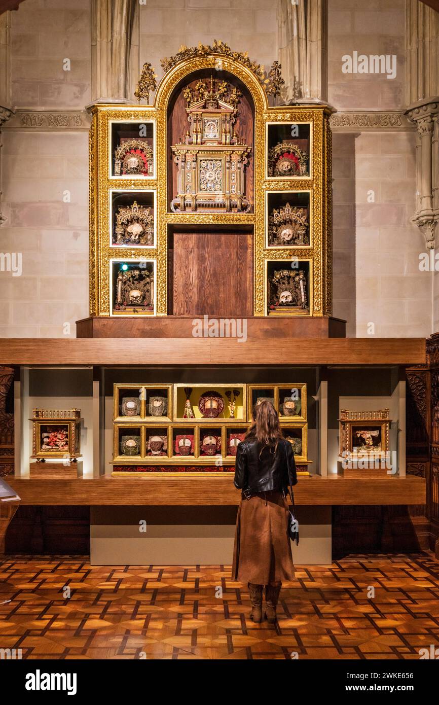 Retablo relicario con soldados de la Legión Tebana y once mil vírgenes del séquito de Santa Úrsula, reliquias de Martioda, capilla del Palacio Agustín Zulueta, Museo de Bellas Artes de Álava, Vitoria, España. Foto de stock