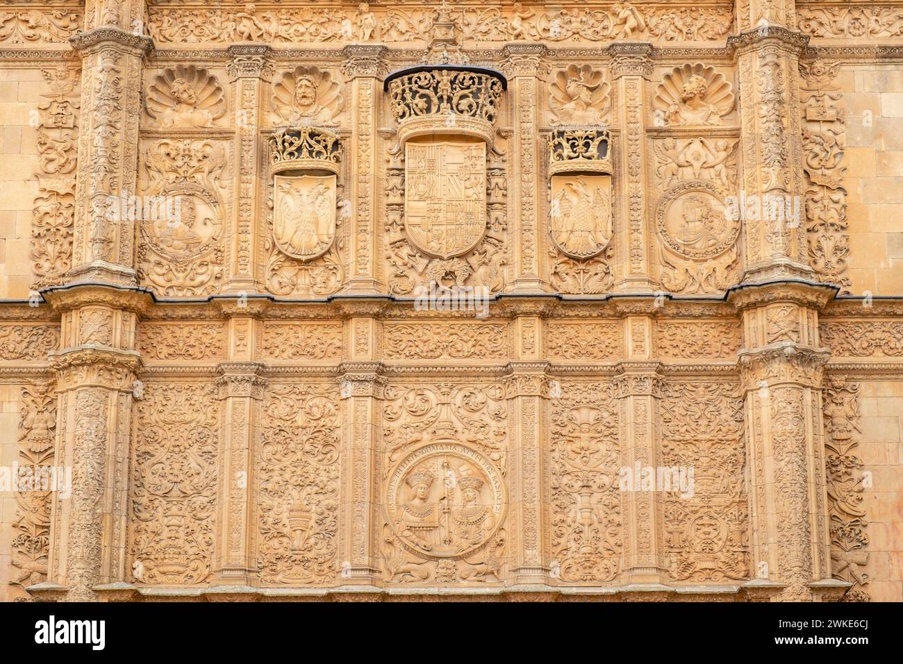 Fachada de la Universidad de Salamanca, 1529, estilo plateresco, Salamanca, comunidad Autónoma de Castilla y León, España. Foto de stock