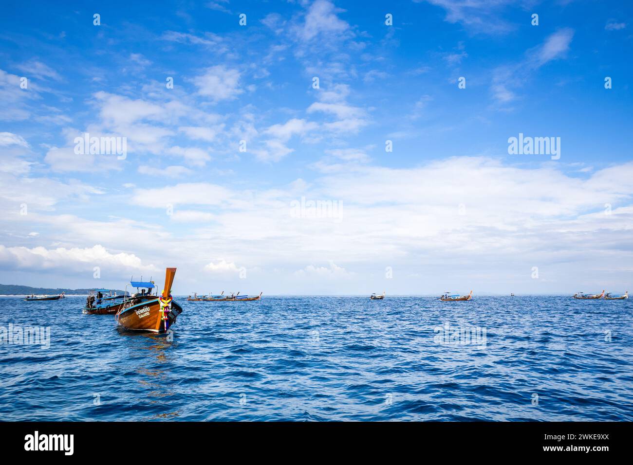 Phi Phi, Tailandia - 23 de noviembre de 2023: Barcos de crucero y yates cerca de las islas Phi Phi - uno de los lugares más famosos con vistas al paraíso y roca verde Foto de stock