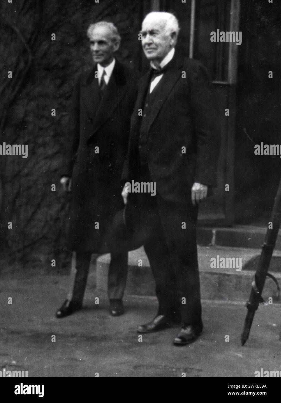 Henry Ford con Thomas Edison frente al edificio 5 en el Laboratorio West Orange de Edison, 1915 Foto de stock