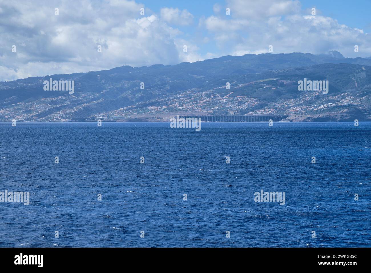 Viaje en ferry desde Porto Santo a la isla de Madeira Foto de stock