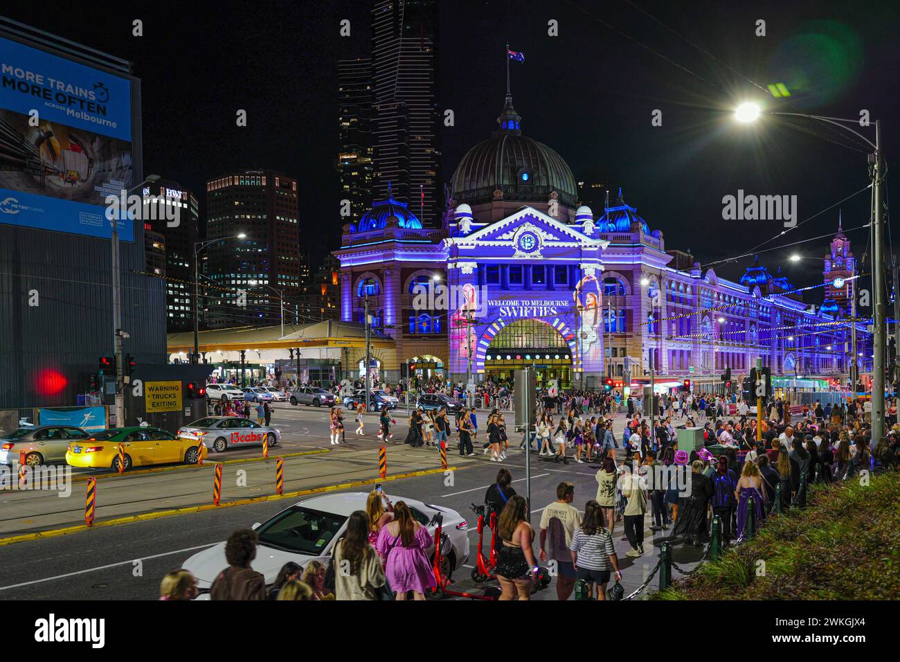 Una proyección de Taylor Swift se muestra en la estación de Flinders Street para saludar a los fanáticos que asisten a 3 shows de récord en el MCG. Foto de stock