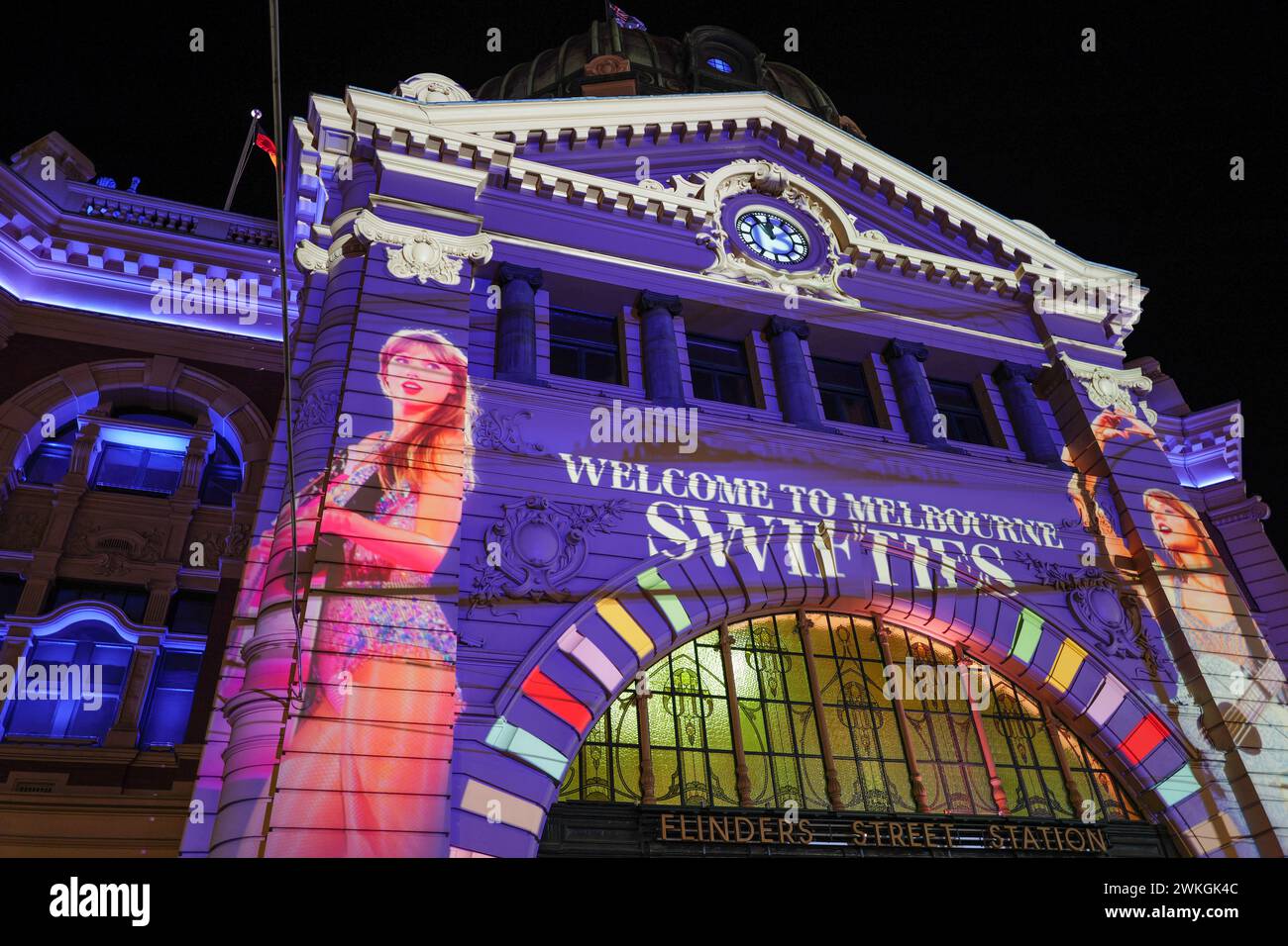 Una proyección de Taylor Swift se muestra en la estación de Flinders Street para saludar a los fanáticos que asisten a 3 shows de récord en el MCG. Foto de stock