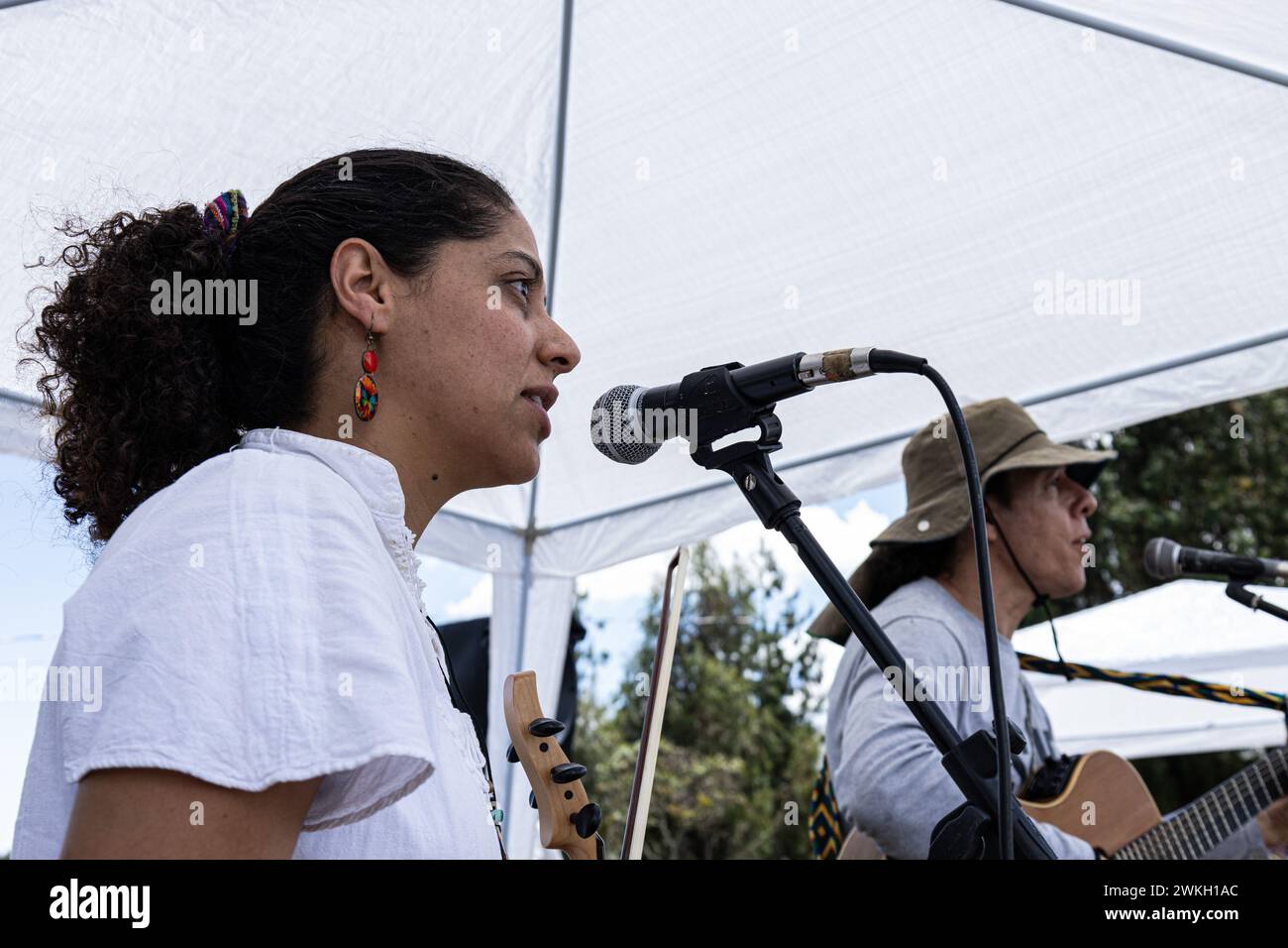 Medellín, Colombia. 18 de febrero de 2024. La gente de Santa Elena, Medellín, se reúne para dar de vuelta a la tierra en un evento para retribuir a la tierra después de que un incendio forestal azotó la ciudad de Medellín, Colombia, el 18 de febrero de 2024. Foto de: Juan Jose Patino/Long Visual Press Crédito: Long Visual Press/Alamy Live News Foto de stock