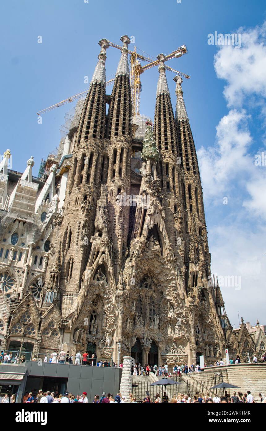 Barcelona, España- Julio 2,2018: La famosa Sagrada Família, una iglesia católica romana llena de turistas. Foto de stock