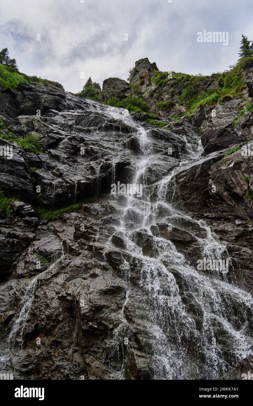 La Cascada de Capra, también conocida como la Cascada de Iezerului en las Montañas Fagaras Foto de stock