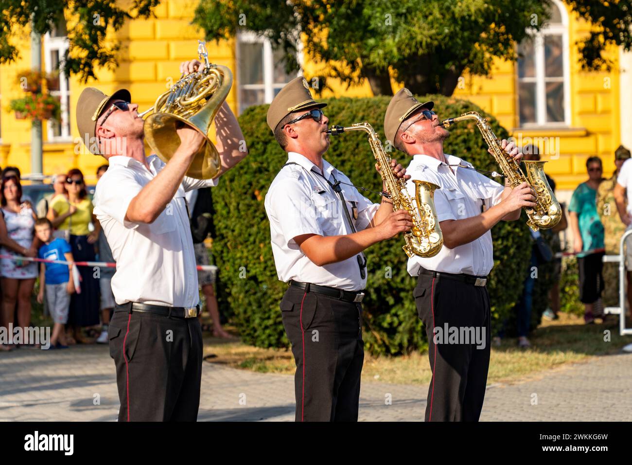 Músicos militares tocan en el VIII Richárd Fricsay en el Festival Regional de Bandas Militares. Szekesfehervar, Hungría - 18 de agosto de 2022. Foto de stock