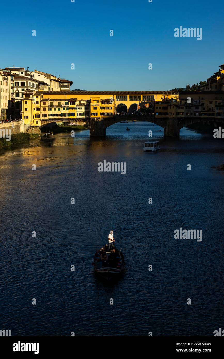 El río Arno fluye por 150 millas y es mejor conocido por el Ponte Vecchio, un magnífico puente construido en la Edad Media que se considera una arquita Foto de stock