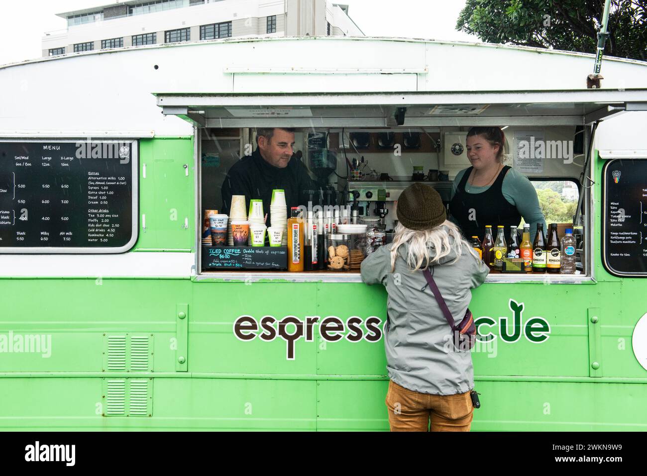 Quiosco de café en los mercados Harbourside, en la ciudad de Wellington, Nueva Zelanda Foto de stock