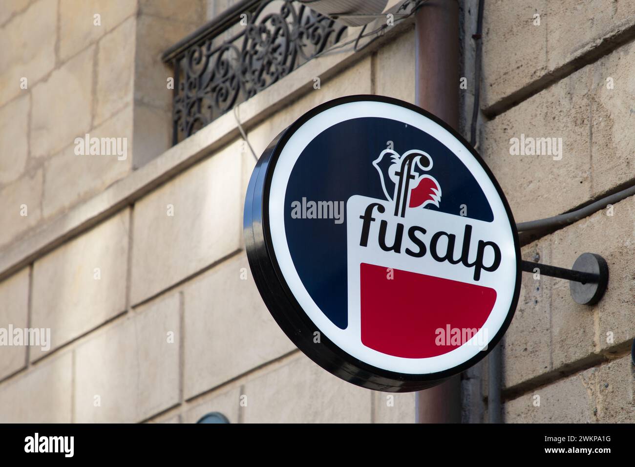 Burdeos , FRANCIA - 02 15 2024 : Entrada de marca con el logotipo de Fusalp y cartel de texto frente de la fachada de la cadena de tiendas ropa de invierno originalmente ropa de esquí Foto de stock