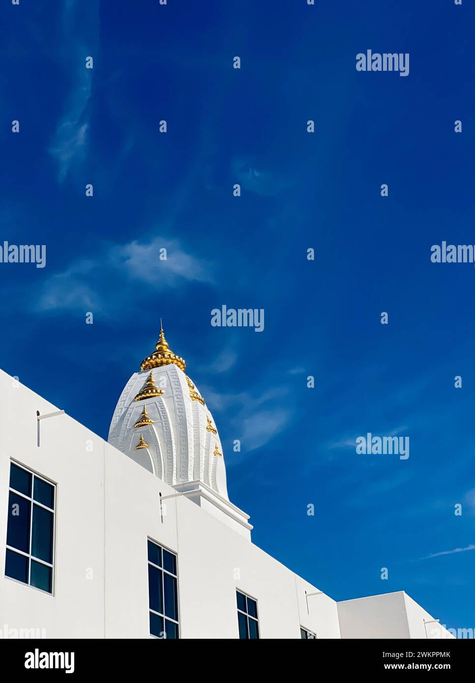 Una vista panorámica del templo Radha Krishna en Allen, Texas, contra un cielo azul claro en un día soleado Foto de stock