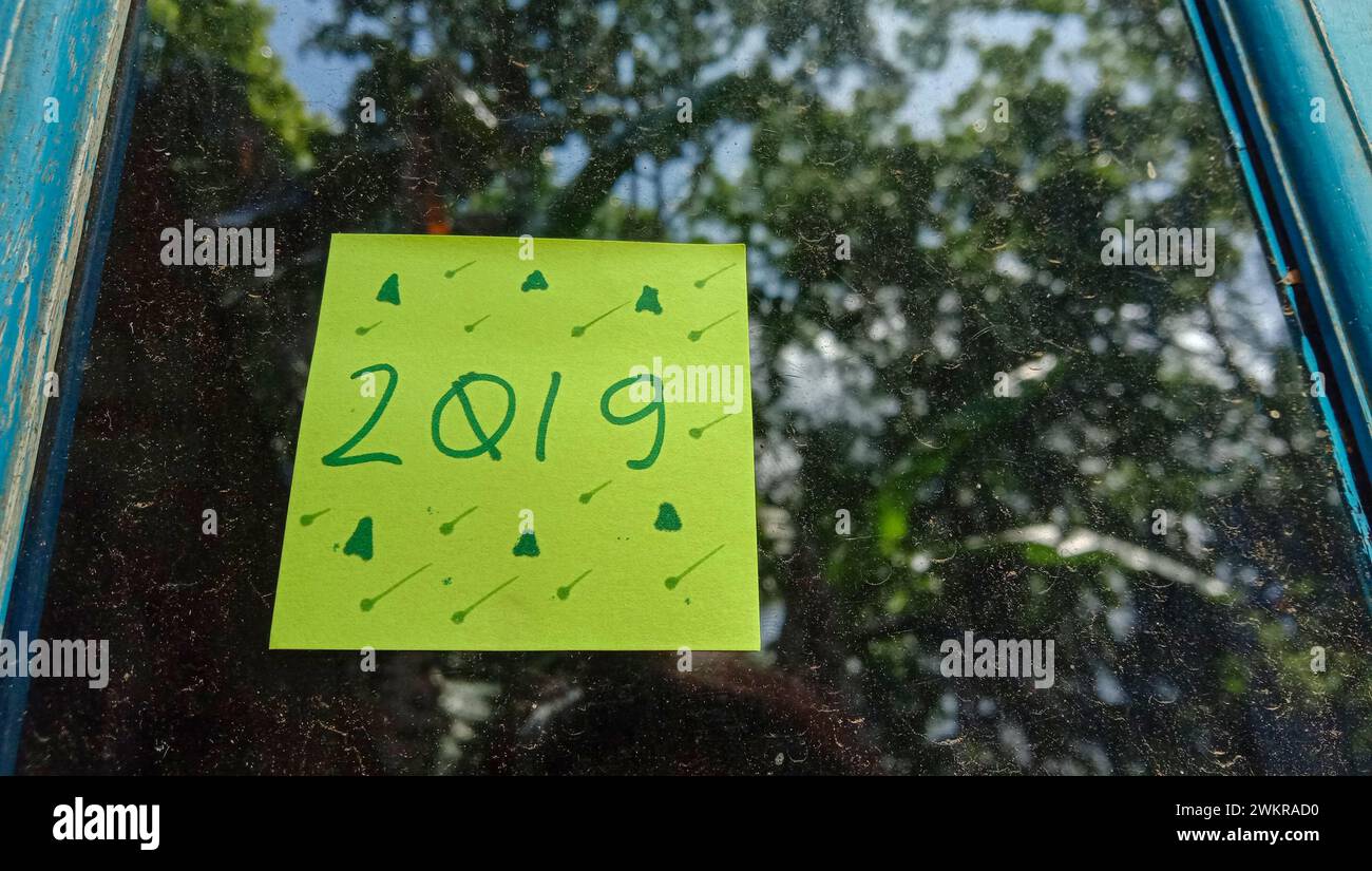 2019 foto de texto con papel verde en el fondo de cristal de la ventana de la casa Foto de stock