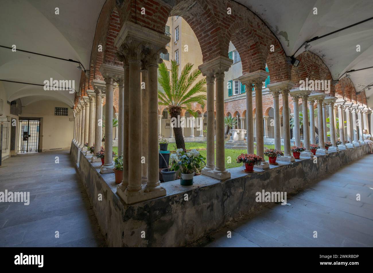 GÉNOVA, ITALIA, 23 DE MAYO de 2023 - Vista del claustro de la Iglesia de San Matteo en el centro histórico de Génova, Italia Foto de stock