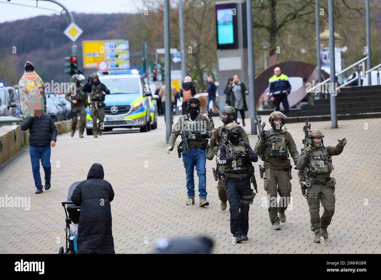 AMOKLAUF an Wuppertaler Gymnasium AMOKLAUF an Wuppertaler Gymnasium am Wilhelm-Dörpfeld-Gymnasium in Wuppertal lief am Mittwoch 22.02.24 ein 15 jähriger Schüler im Bereich der Oberstufe Amok. ver todos los detalles Erkenntnissen soll der Jugendliche mit einem Messer mindestens ver más Schüler Ver más sobre Notruf erreichte die Wuppertaler Polizei um 09:52 Uhr. Amokläufer lebensgefährlich wurde zugefügt verletzt - unklar jedoch bislang, ob seine Verletzungen bei der Festnahme entstanden, oder er sich die Verletzungen selbst sombrero de. Más información als 100 betroffene Schüler wurden durch die Po Foto de stock