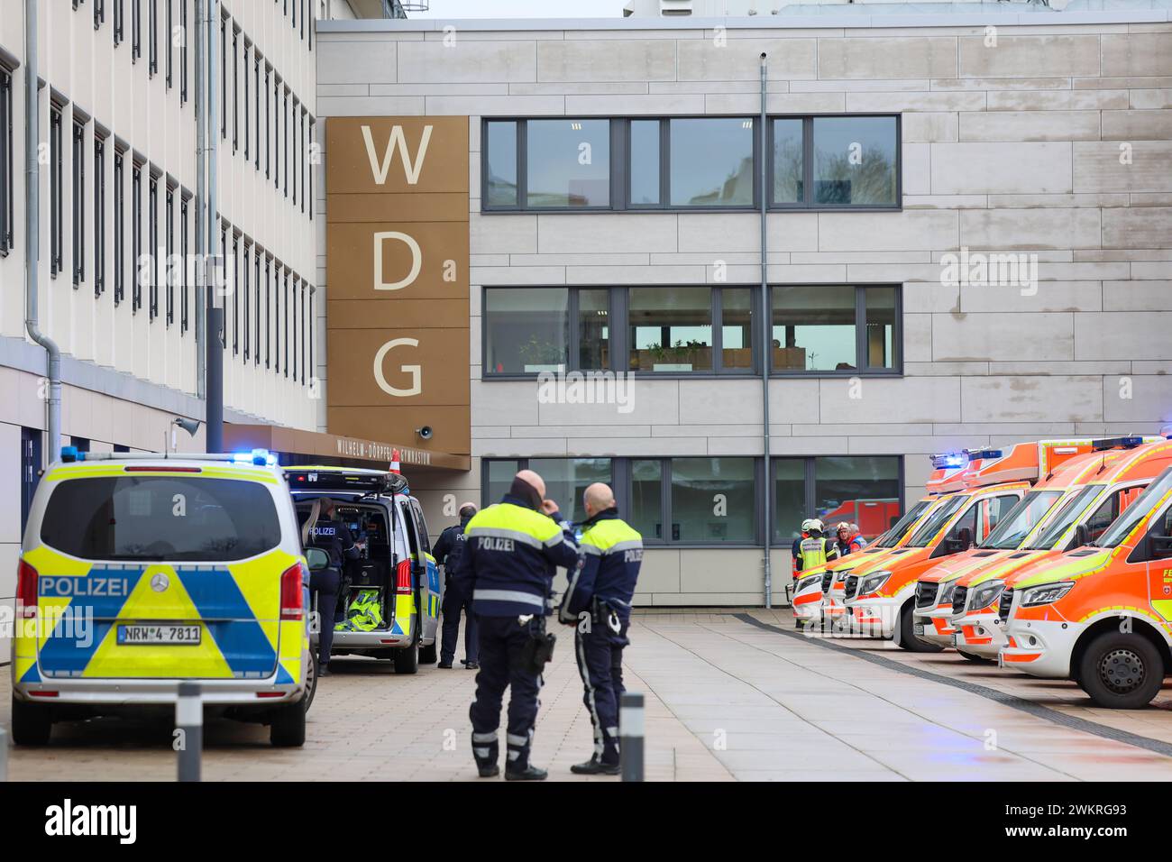 AMOKLAUF an Wuppertaler Gymnasium AMOKLAUF an Wuppertaler Gymnasium am Wilhelm-Dörpfeld-Gymnasium in Wuppertal lief am Mittwoch 22.02.24 ein 15 jähriger Schüler im Bereich der Oberstufe Amok. ver todos los detalles Erkenntnissen soll der Jugendliche mit einem Messer mindestens ver más Schüler Ver más sobre Notruf erreichte die Wuppertaler Polizei um 09:52 Uhr. Amokläufer lebensgefährlich wurde zugefügt verletzt - unklar jedoch bislang, ob seine Verletzungen bei der Festnahme entstanden, oder er sich die Verletzungen selbst sombrero de. Más información als 100 betroffene Schüler wurden durch die Po Foto de stock